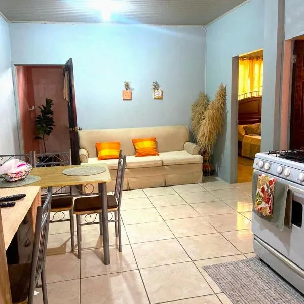 Relaxing 2 bedroom with AC, WiFi, Central Location, hotel in Golconda