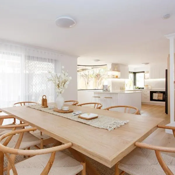 Scarborough Family Beachside Retreat - Walk to beach, hotel em Perth