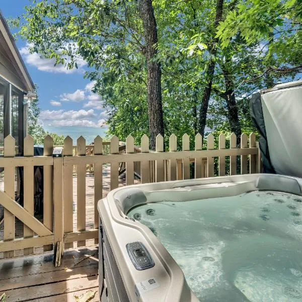 Cozy Walnut Mountain Cabin with Hot Tub & Views, hotell i Ellijay