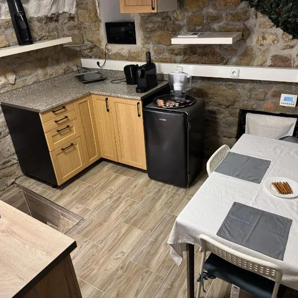 Suterénní byt na Hejtmánce v Mladé Boleslavi u letiště, ξενοδοχείο σε Μλάντα Μπόλεσλαβ