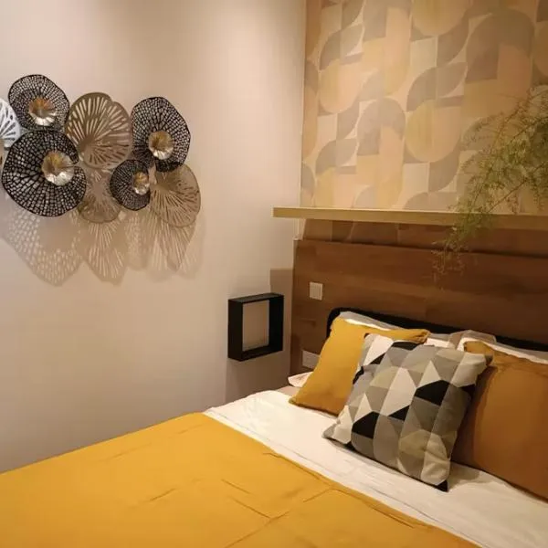 Casa Luna Luxurious comfy seaside 3persons apt, hotel in Paphos