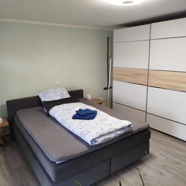 Geräumiges Zimmer mit Doppelbett, Bad und Küche, khách sạn ở Michelfeld