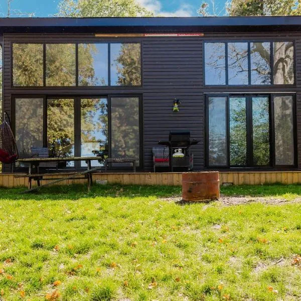 3-bedroom Lakefront Villa #10, hotel i Lakefield