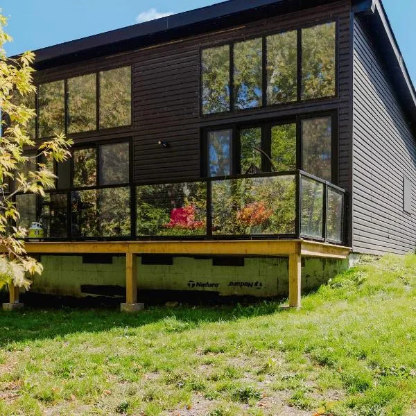 3-bedroom Lakefront Villa #9, хотел в Lakefield