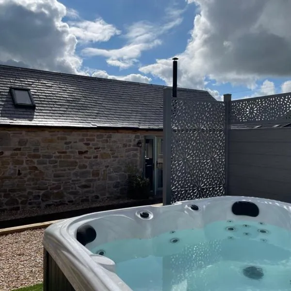 Distillers Cottage, Peaceful rural retreat in Lanarkshire, onsite craft distillery, hot tub, bbq hut, central for exploring Scotland, hotel i Forth