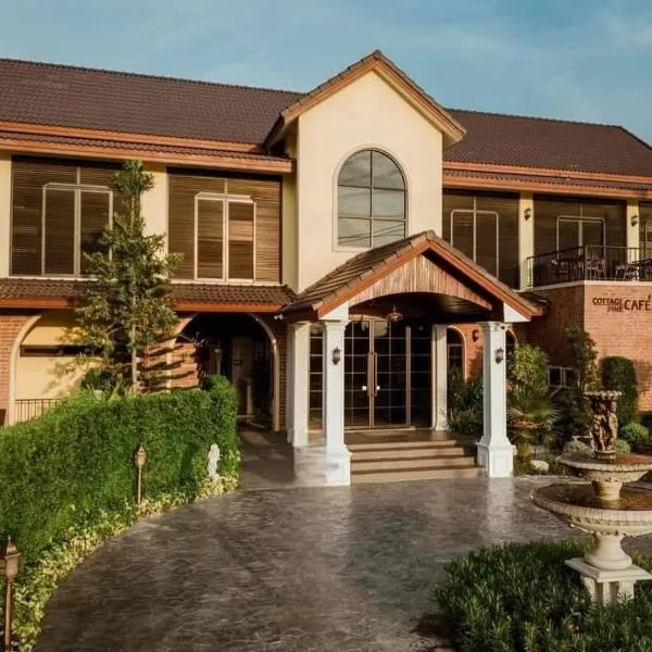 CottagePine Rayong Resort&Cafe, hotel v destinaci Ban Ko Kloi