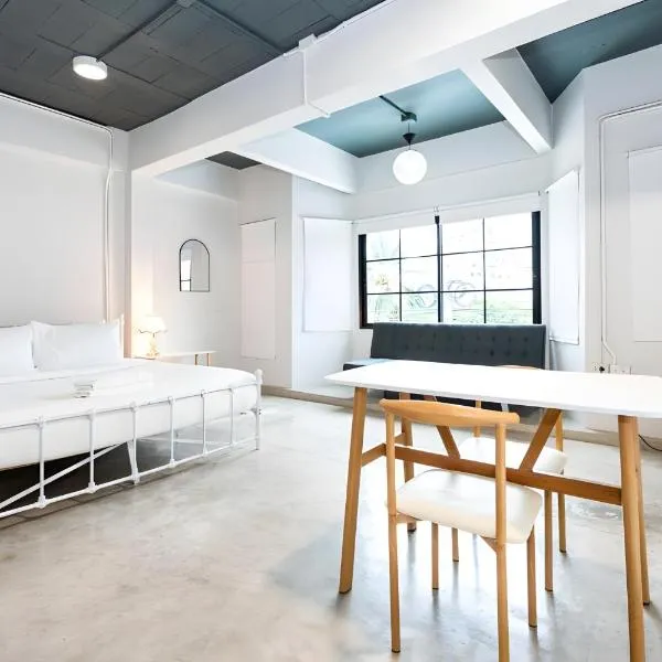 X Yellow Place Sukhumvit Soi 2 - เยลโล เพลส สุขุมวิทซอย 2, hotel in Bang Kapi