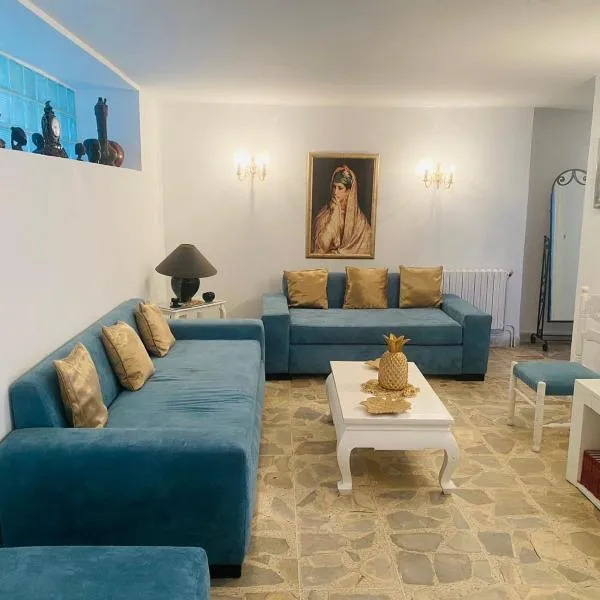 Maison bleue proche de la mer, hotel in Dar Salah Bey