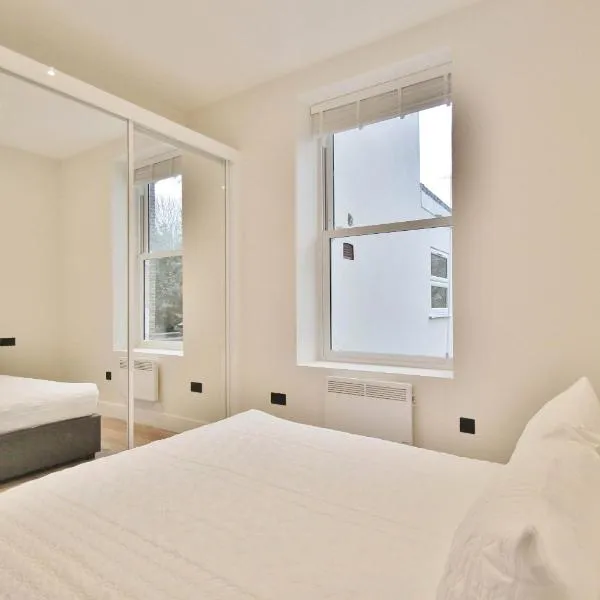 Fantastic 2 Bed Garden Flat In West London, hotelli Lontoossa