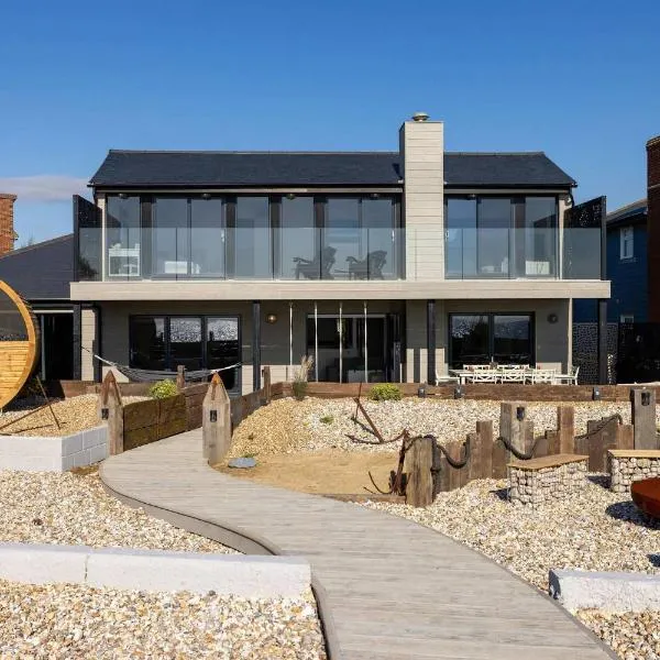 Luxury Seafront Family Home - Indoor Pool, hótel í Earnley
