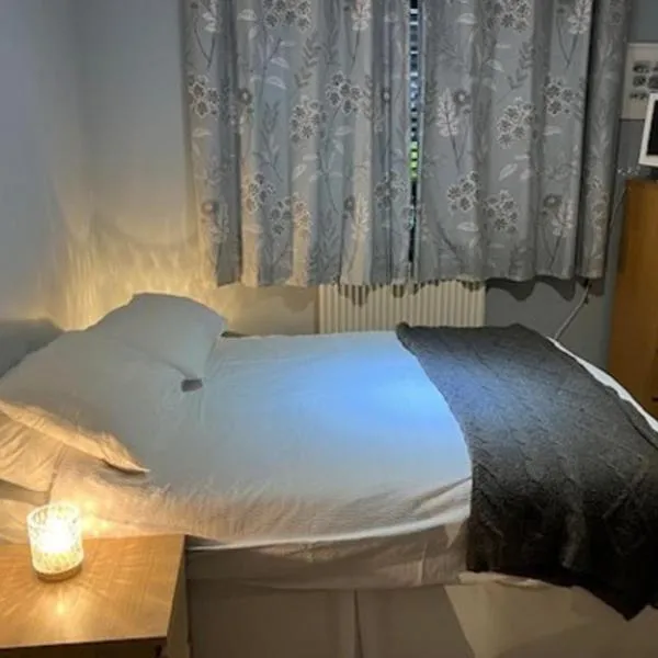1 Bedroom Apartment Sleeps 2 - Pets Welcome - Tv, hotel in Copthorne