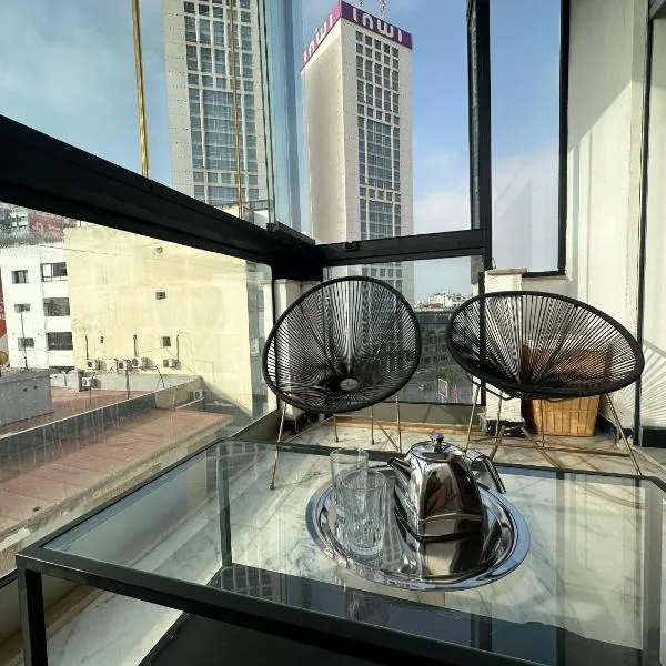 Luxury Modern Apartment in the Heart of the City with Balcony Overlooking Twin Towers, hotell i Casablanca