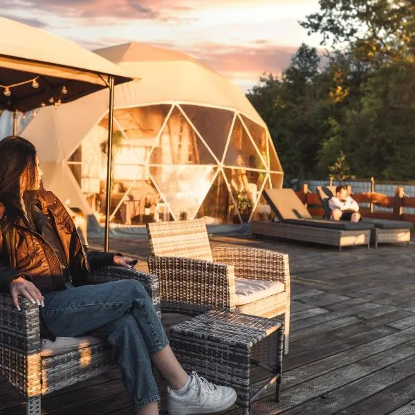 Waterfront Glamping - Private hot tube, sauna & sunset view, hotel in Wapnica