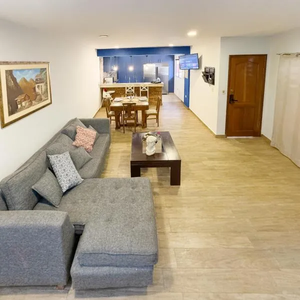 Casa estilo americano cerca del Shopping Mariscal con 2 garajes y WiFi, hotel in Asuncion