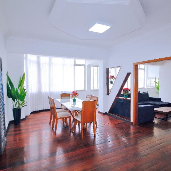 Espaçoso 3 quartos na quadra da praia p/ 6 pessoas