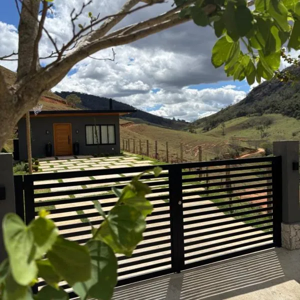 Casa de Campo em Secretário, Charme e tranquilidade, 1 km do Centro, hotell i Secretário