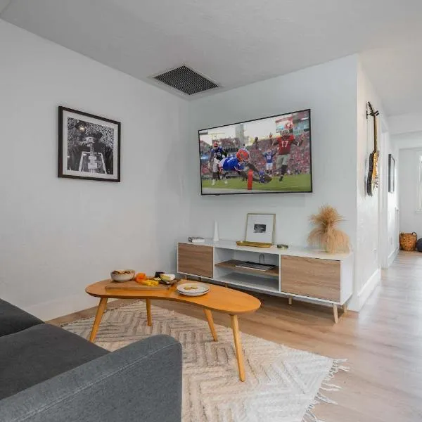 Studio at The Key - 1mi to UF & DT , Full Kitchen, ξενοδοχείο στο Γκέινσβιλ