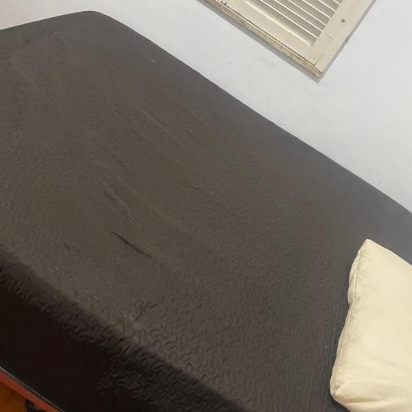 Quarto com sacada possui cama de casal, ventilador e guarda-roupa - Foto 4