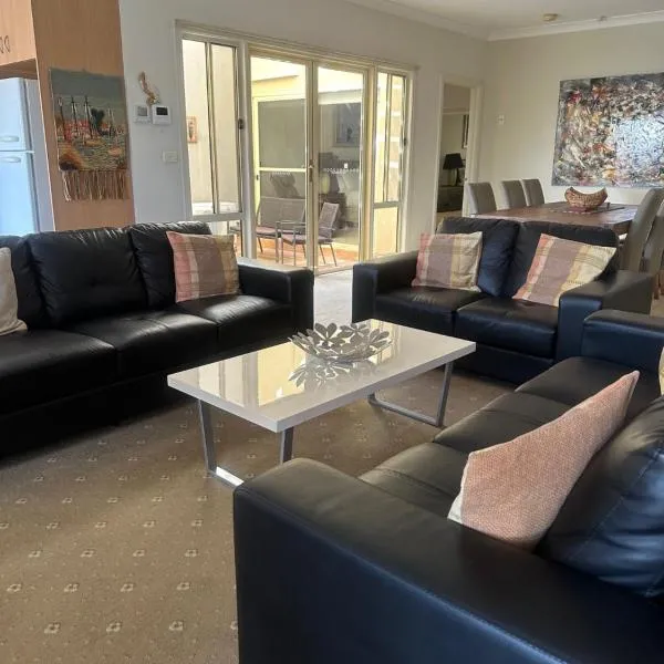 Spacious Williamstown Apartment with Free Parking, hotel v destinácii Williamstown