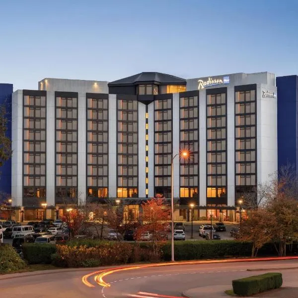 Radisson Blu Vancouver Airport Hotel & Marina, hotel in Richmond