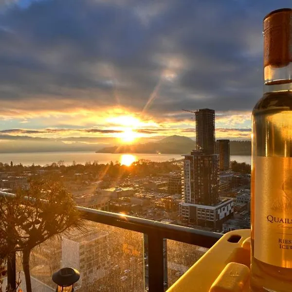 One Million-Dollar Vista Premium private ensuite Bedroom with Lake & City Views, hotel in Kelowna