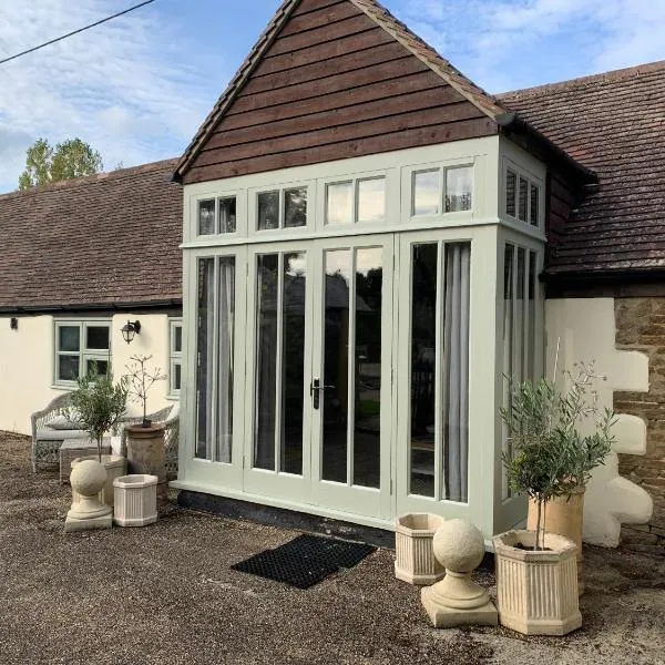 The Byre, at Cradle Barn offering a king suite, hotel a Abingdon