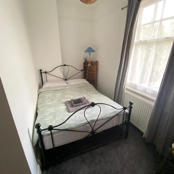 EGHAM LOVELY STUDIO SELF CONTAINED 2 mins station、エガムのホテル