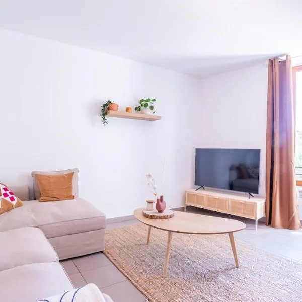 Bright and confortable apartment in downtown BLM, hotel in Bormes-les-Mimosas