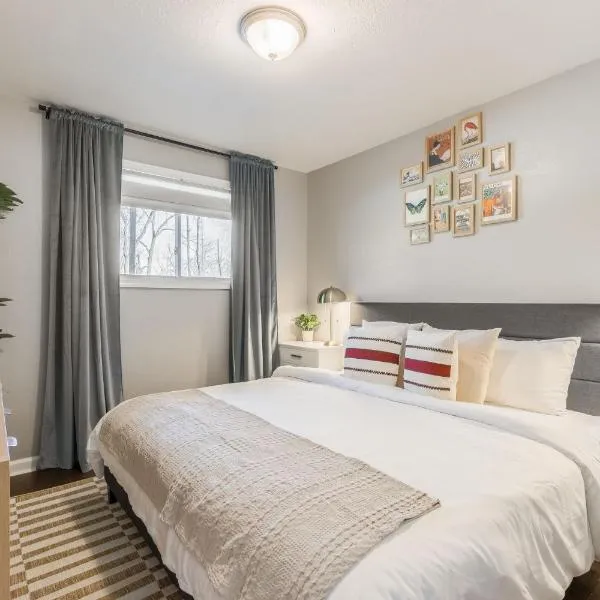 Apartment Kansas City 15mins to KCI with a KING bed and work desk، فندق في Riverside