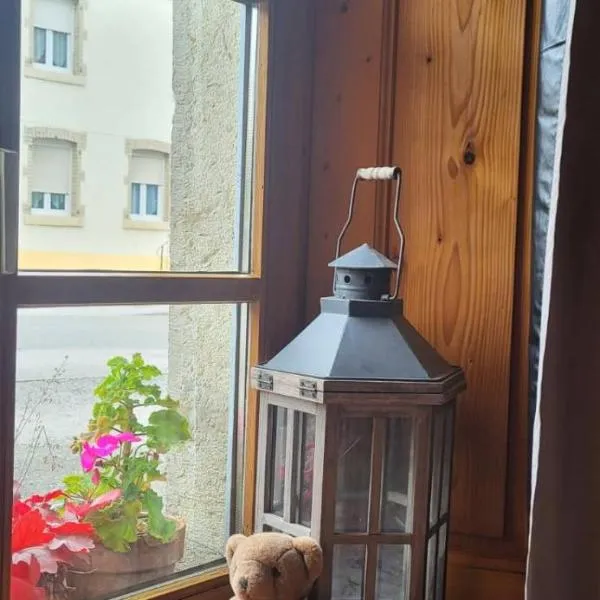 La maison horlogère , sauna extérieur , bain nordique au feu de bois et prêt de raquettes des neiges, hotel en Les Fontenelles