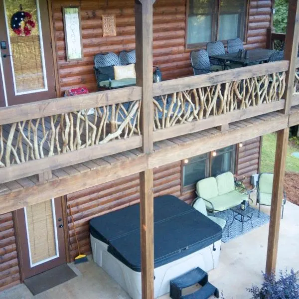 The cozy Lazy Laurel with year-round mountain views, hot tub, fire pit, ξενοδοχείο σε Cherry Log