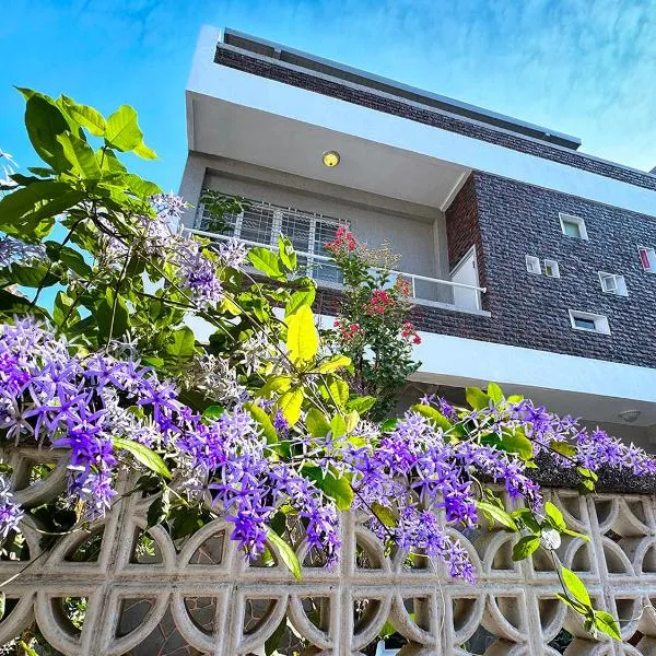 朗香洋房 台南安平民宿2-12人包棟, hotel en Tainan