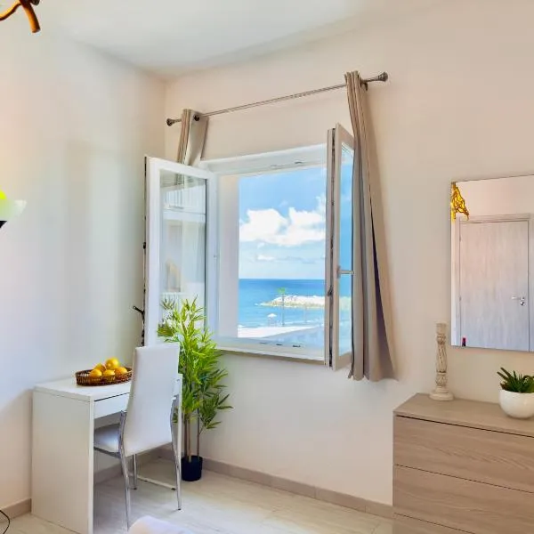 Demetra Seafront Apartment - Parking & Pool, hotel in Castel Volturno
