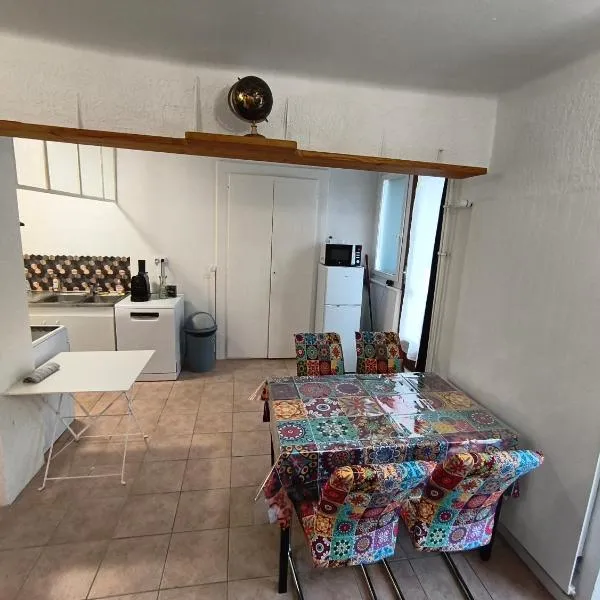 Apppartement dans maison avec terrasse plein sud , Netflix, parking et fibre, hotel in Cervens