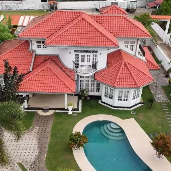 Cs white house negombo, Hotel in Negombo