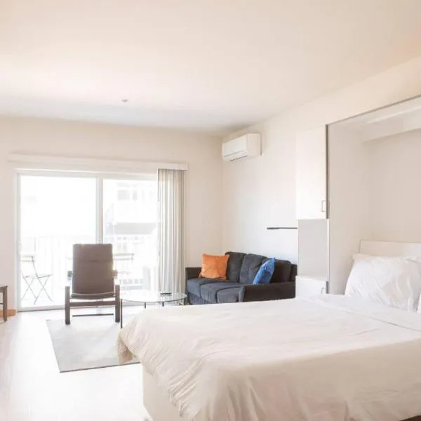 East Side Studio Apt - Near Brady St and Fiserv with Balcony, hotel a Milwaukee