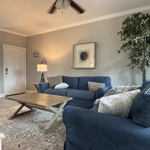 Modern condo right across from beach and pool, Hotel in Galveston