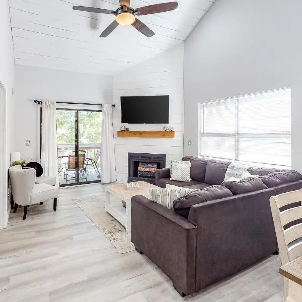 Pointe Royale Lofty Retreat at The Chic Chalet - Golf & Amenities Galore!, Hotel in Branson