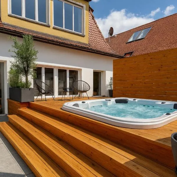 Bad Windsheim में, होटल NAMASTÉ Homes - Luxus-Apartment mit Whirlpool & Garage