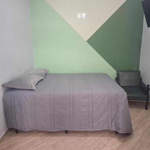 Kitnet com ar condicionado e banheiro externo - Foto 3