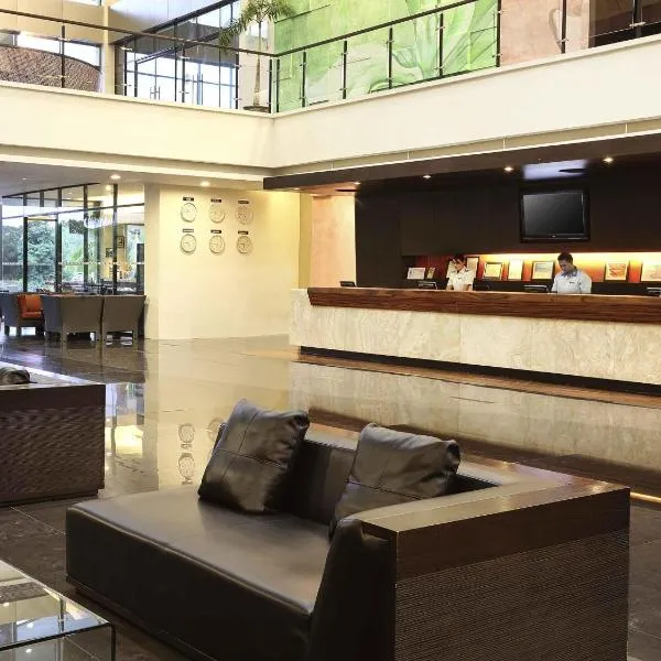 Novotel Manado Golf Resort & Convention Center, hôtel à Manado