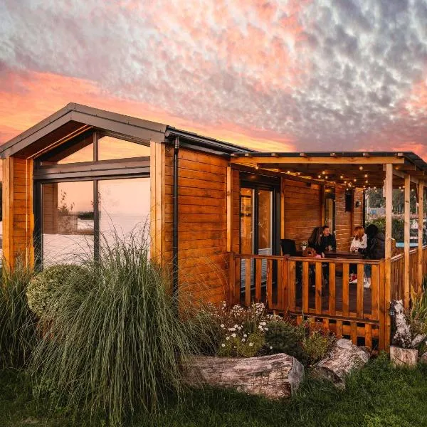 Charmful Beach Cabin - Sauna - Private Hot Tub, hotel di Wapnica