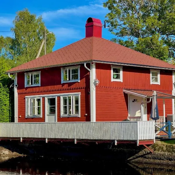 Lovely Waterfront Cottage near Karlshamn, hotel in Asarum