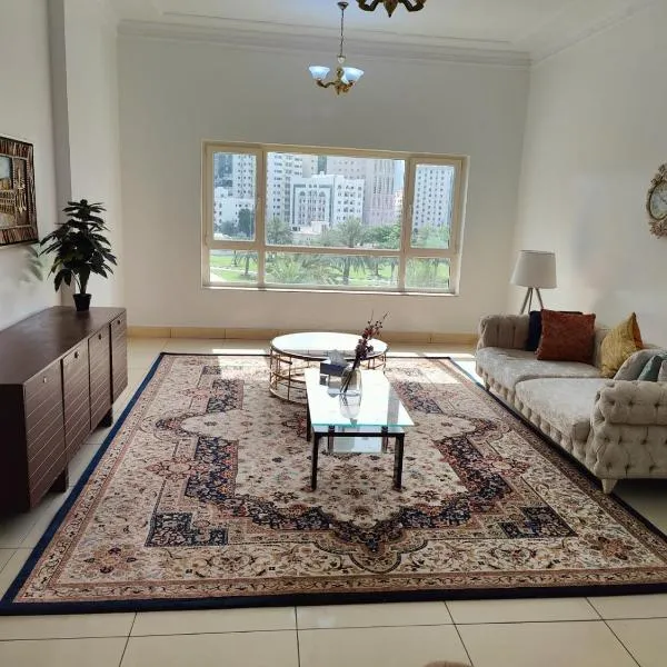 Luxury 3-Bedroom Apartment with Garden View opposite to Safiya Park, Hotel in Schardscha