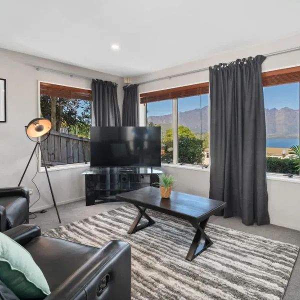 Charming 2 bedroom with fantastic views, hotel a Queenstown