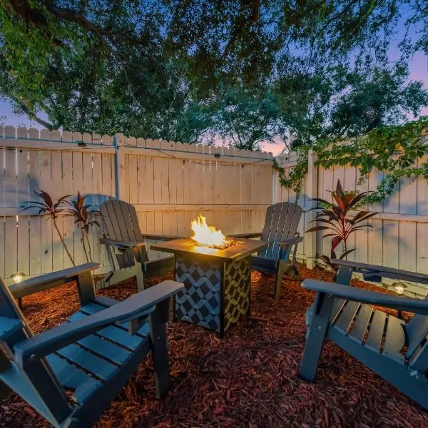 The Backyard Glampground - Camper Fire Pit & Games, hotel v destinaci Tampa