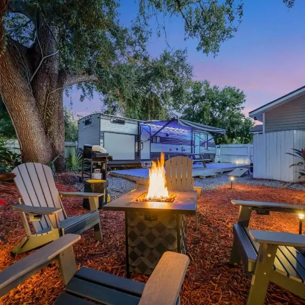 The Backyard Glampground - Camper Fire Pit & Games, hôtel à Tampa