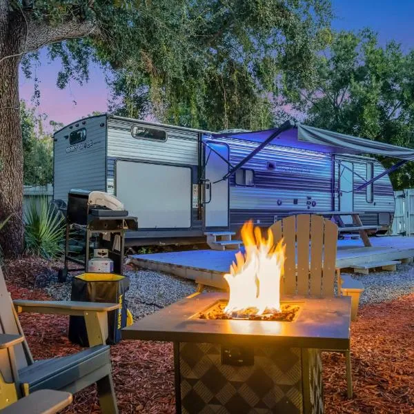 The Backyard Glampground - Camper Fire Pit & Games, ξενοδοχείο στην Τάμπα