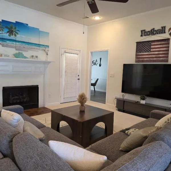 The Bama Bungalow 3BD Walk to the Game, Stay in Style, Hotel in Tuscaloosa
