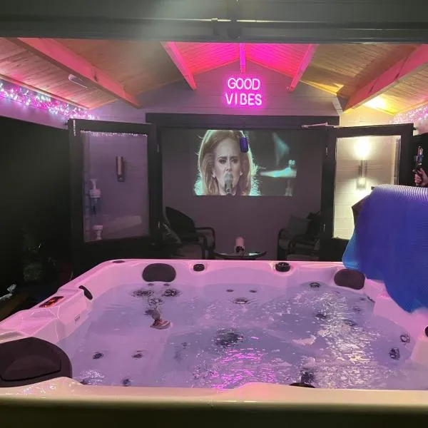 Sunset Retreat Cabin, Private Hot Tub with Mini Cinema Projector & Garden views, hotel Portglenone városában